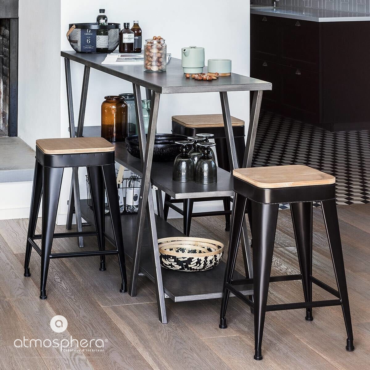 Taboret - stołek czteronożny, metalowy, barowy