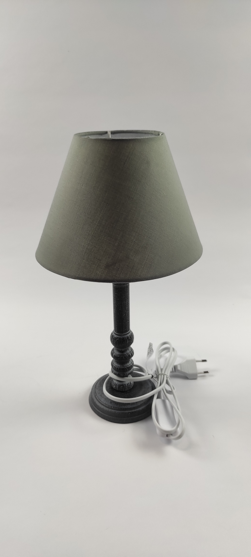 OUTLET Lampa stołowa z abażurem i elegancką nóżką drewnianą, klasyczny element wystroju wnętrza - Atmosphera Créateur d&