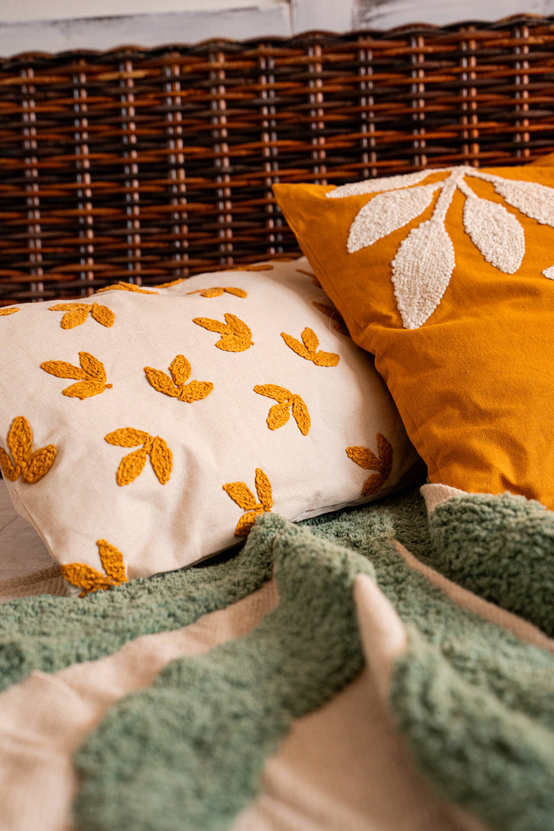 Poduszka dekoracyjna Lour, haftowany wzór liści, bawełna, 30 x 50 cm