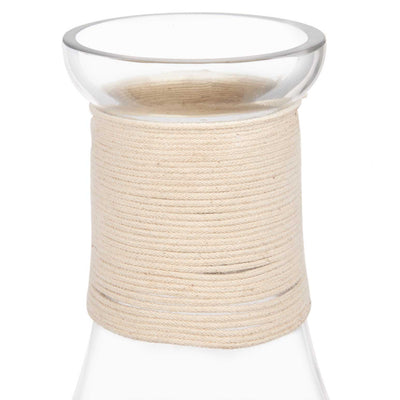 Ozdobna butelka w plecionce ze sznurka w białym kolorze