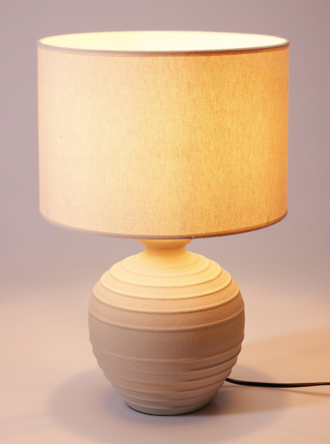 Lampa stołowa z okrągłą podstawą cementową, abażur lniany, Ø 32 x 47 cm