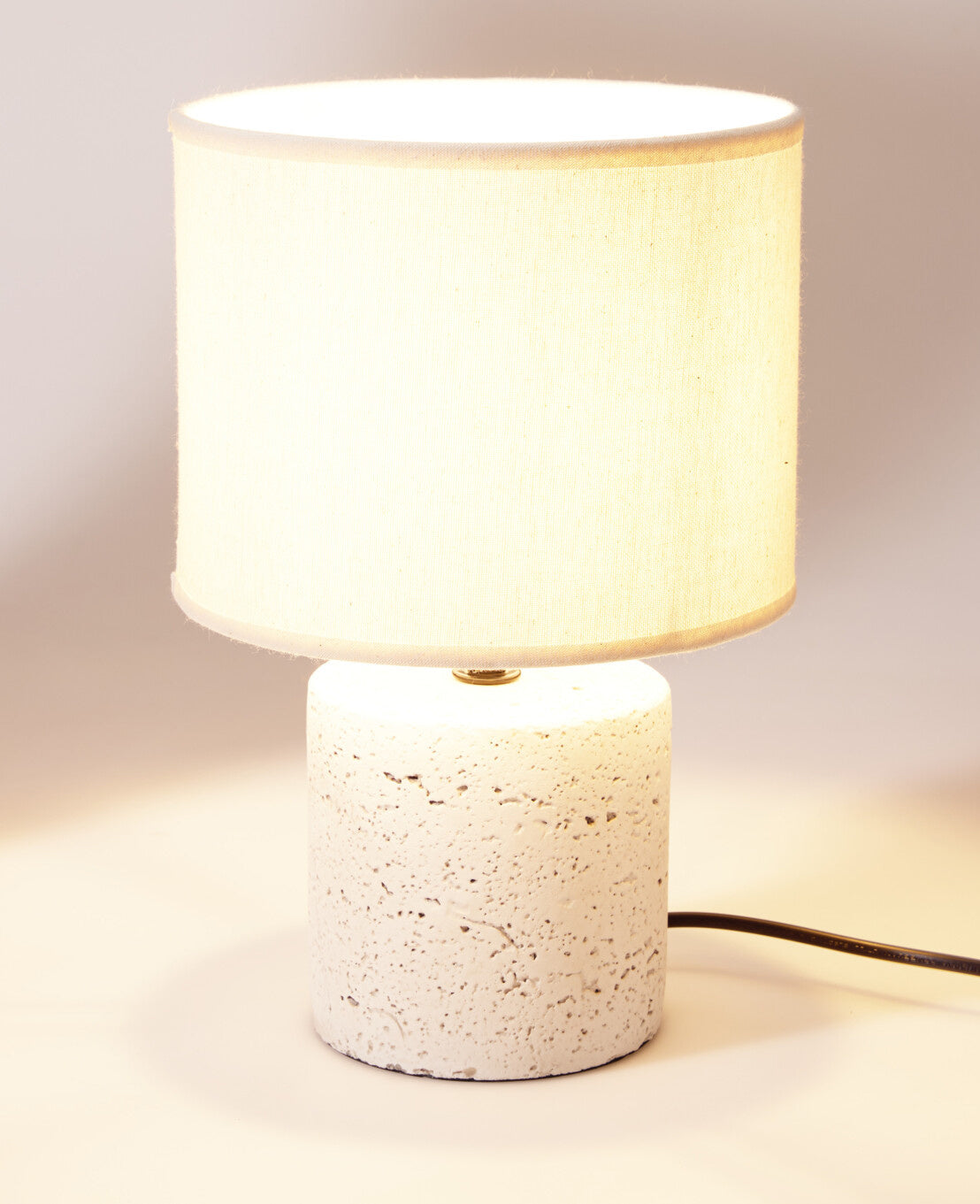 Lampa stołowa z podstawą cementową, abażur lniany, Ø 20,5 x 31 cm