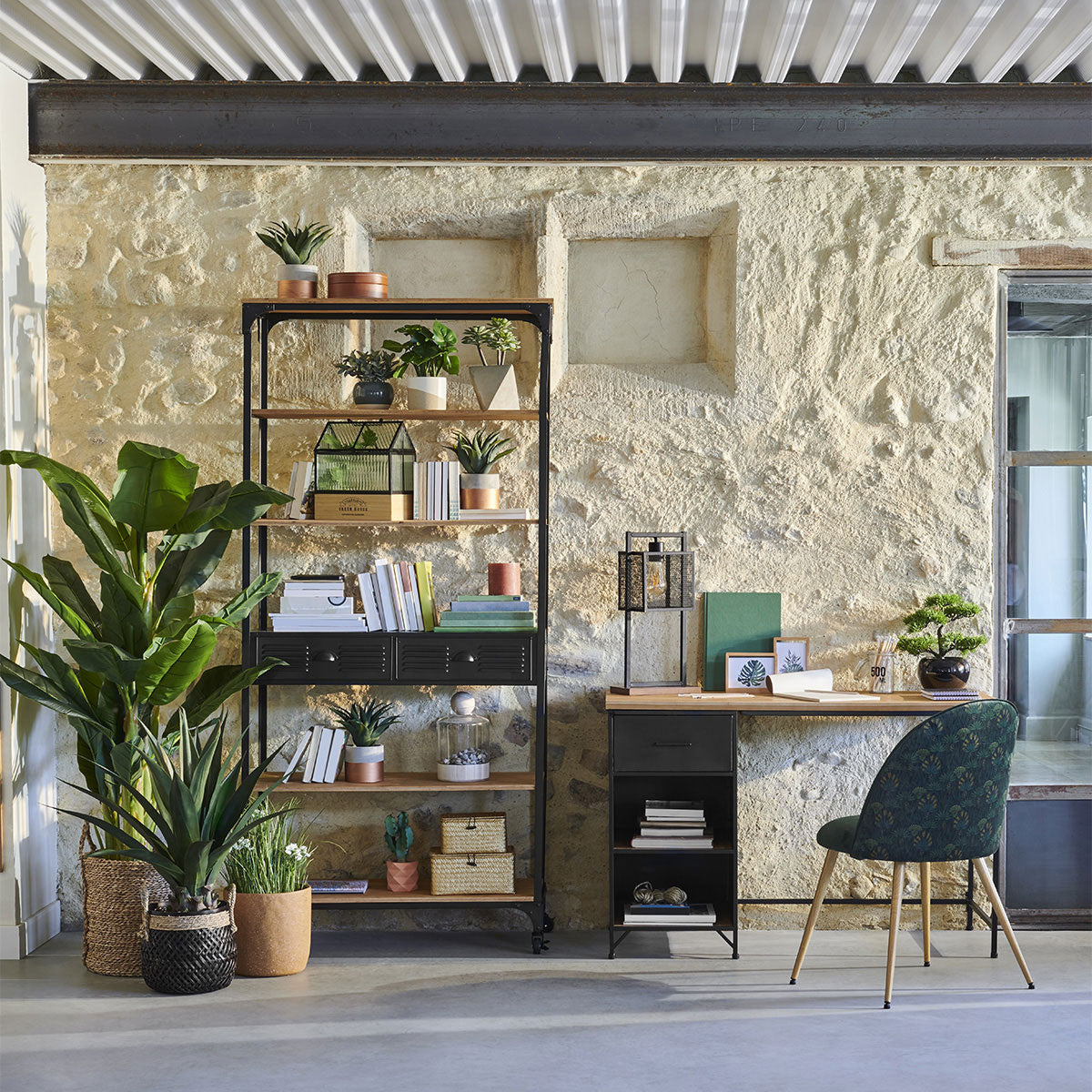 Mini szklarnia domowa, na drewnianej podstawie