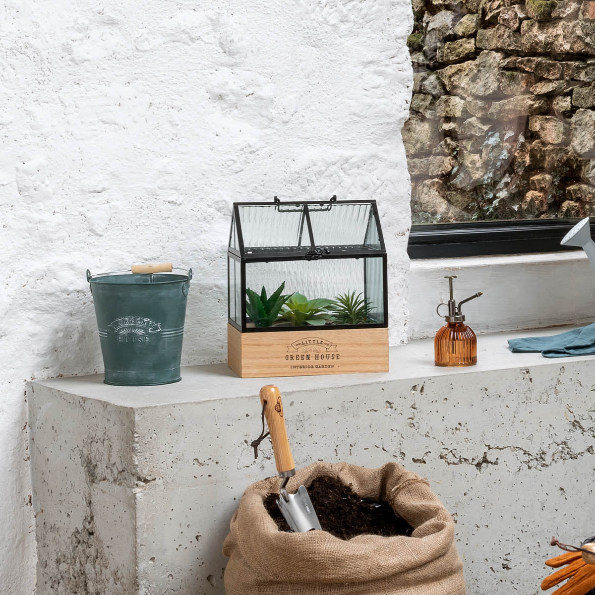 Mini szklarnia domowa, na drewnianej podstawie