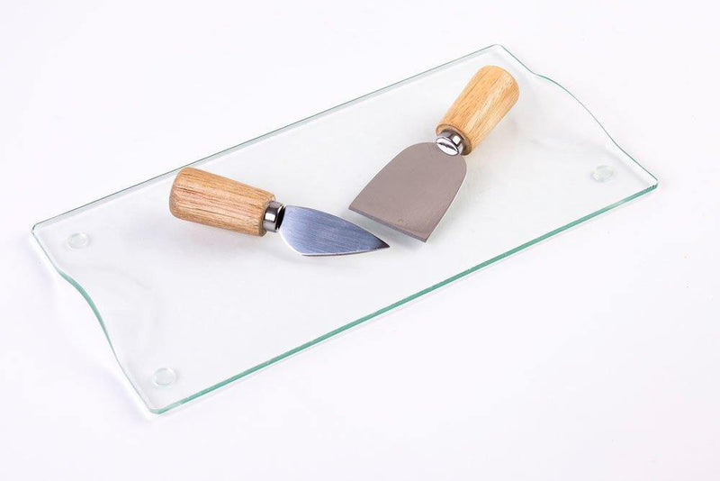 Szklana deska do serwowania serów i wędlin, ozdobna patera z nożami.