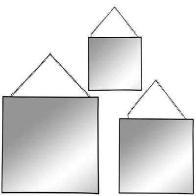 Zestaw trzech kwadratowych luster o różnych rozmiarach przeznaczonych do zawieszenia na ścianie