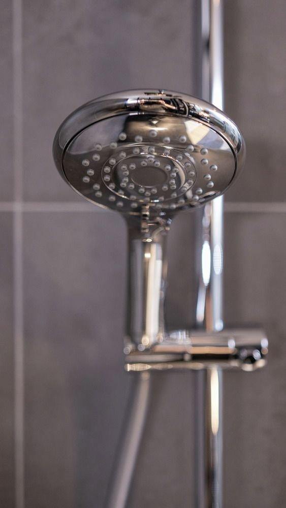 Słuchawka prysznicowa z funkcją oszczędzania wody, Ø 11 cm, 5 strumieni, srebrna, WENKO