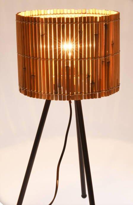 Lampa stołowa z drewnianym kloszem, wys. 54 cm, na trójnogu