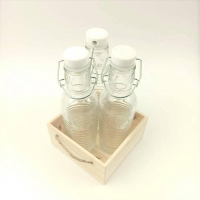OUTLET Komplet szklanych butelek do napojów LIMO, z drewnianą podstawką