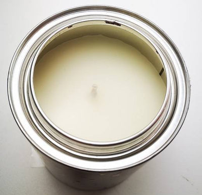 OUTLET Ozdobna świeca w puszce z pomponem, biała, 150 g