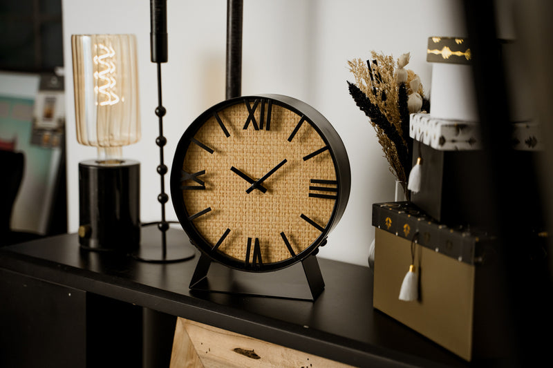 Zegar stołowy w metalowej oprawie, 20 x 23 cm
